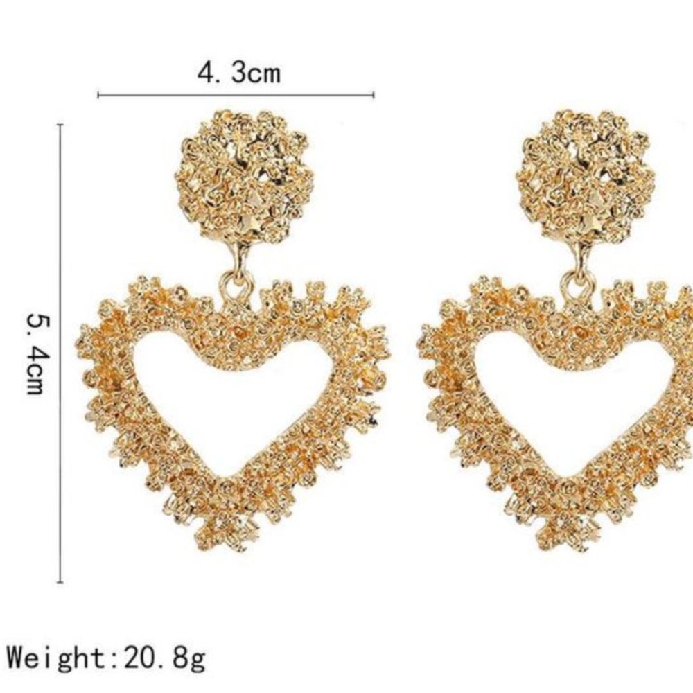 Queen • Heart-shaped Gold Embossed Earrings - Picture 3 of 3